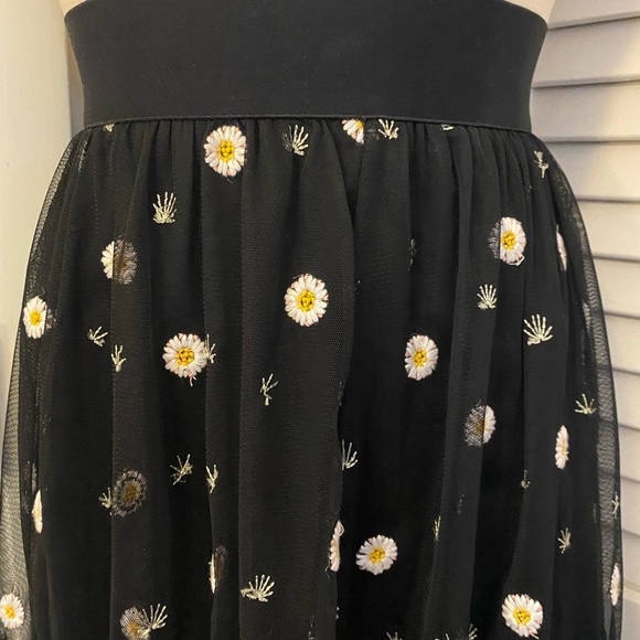 Torrid Black Midi Skirt with Daisy embroidered Pattern- Size 2X - Picture 3 of 9